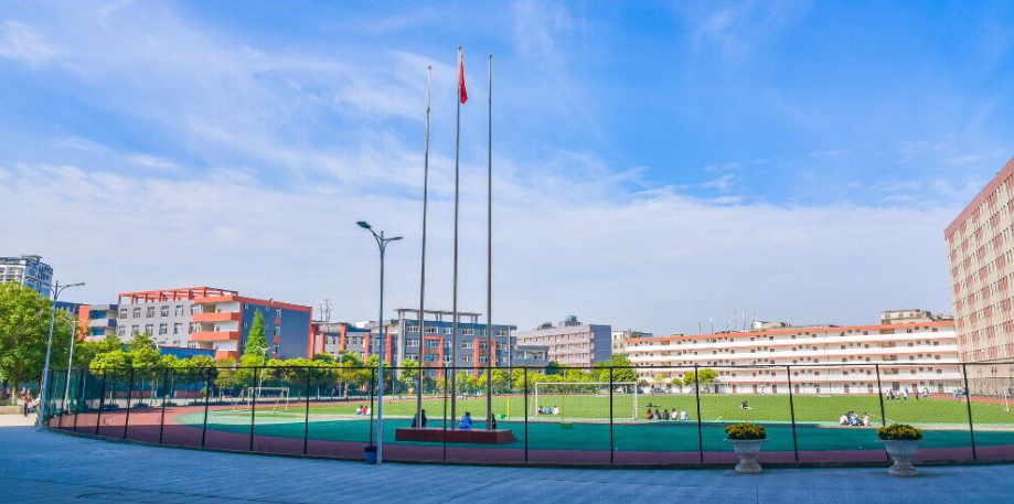 川科外國(guó)語(yǔ)學(xué)校生活老師配置情況以及中學(xué)的伙食費(fèi)標(biāo)準(zhǔn)？