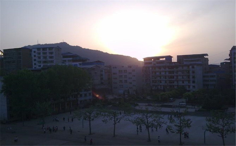 平昌縣第二中學(xué)學(xué)校環(huán)境怎么樣？