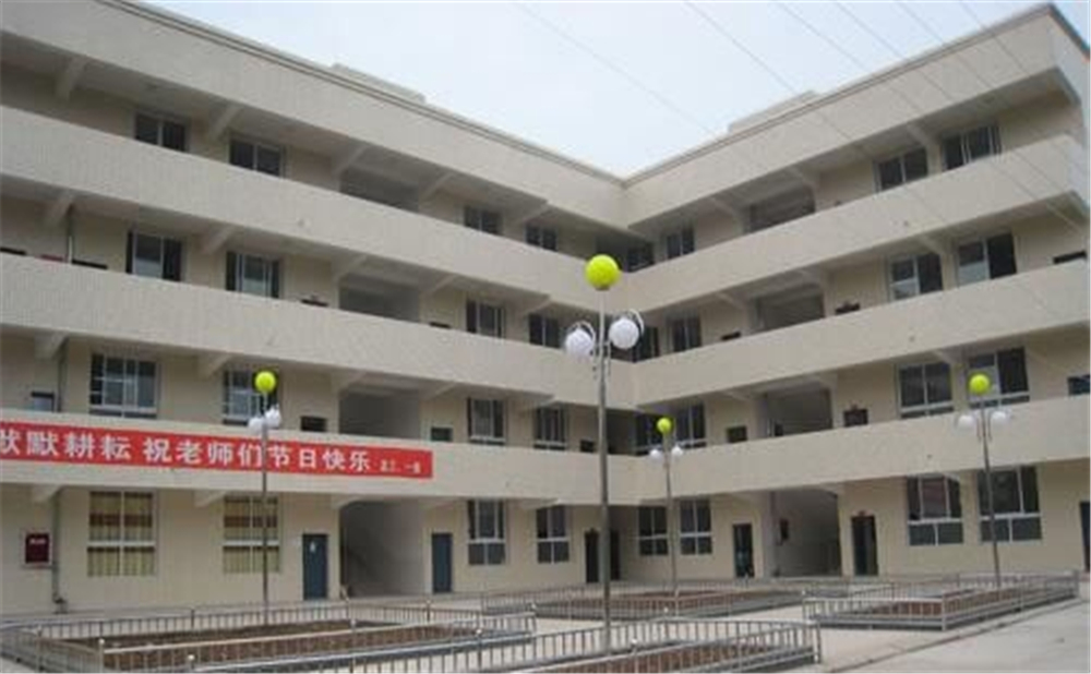 奇章中學(xué)學(xué)校環(huán)境如何？