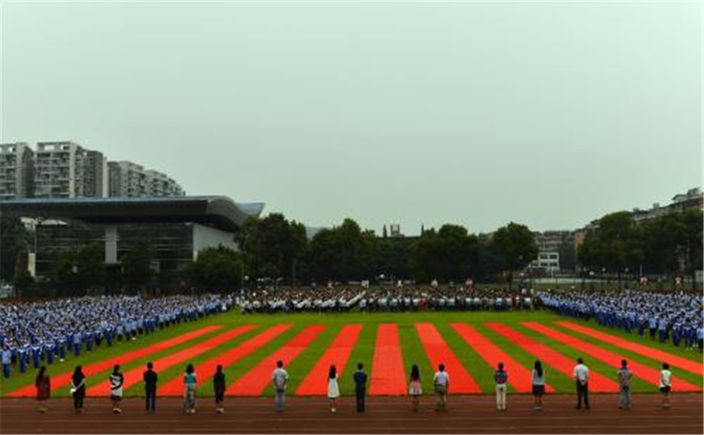 成都華西中學(xué)每年的學(xué)費(fèi)是多少？