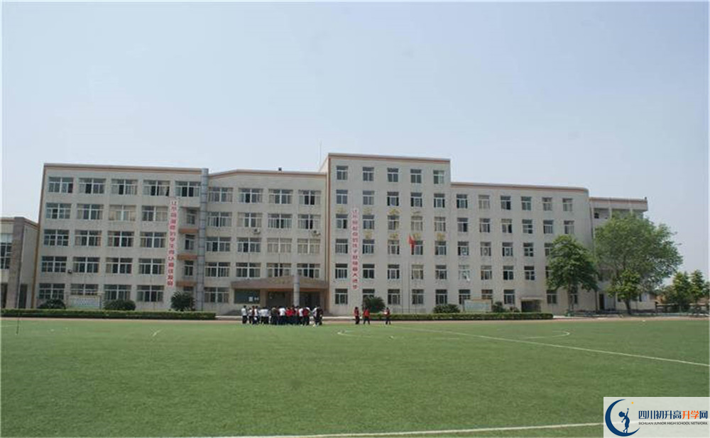 洛帶中學(xué)是個怎么樣的學(xué)校？