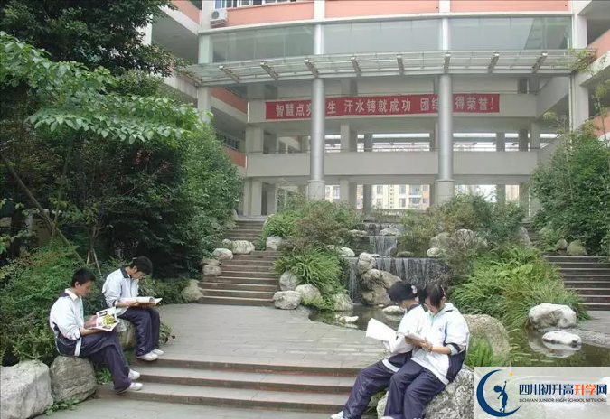四川師范大學附屬中學一年的學費是多少？