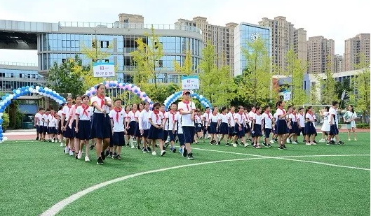 成都市泡桐樹中學(xué)的老師好不好？