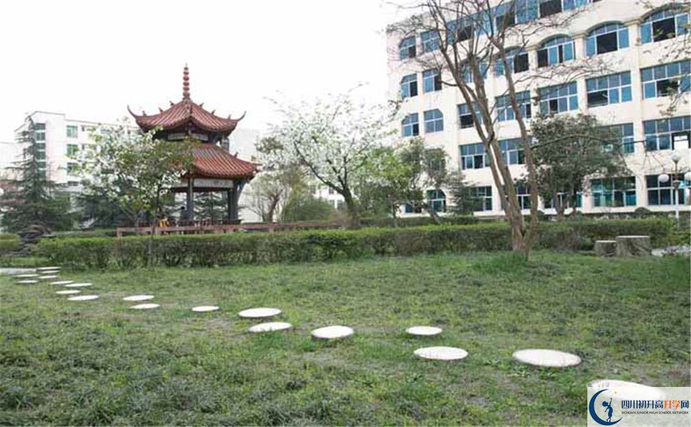 都江堰外國語實(shí)驗(yàn)學(xué)校的初升高分?jǐn)?shù)線是多少？