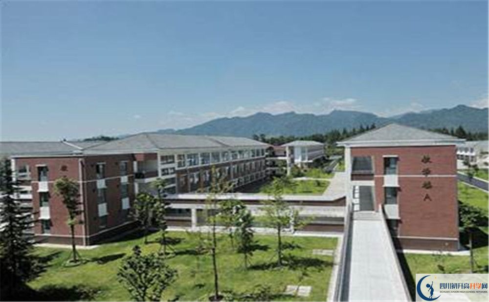 青城山高級中學(xué)一年的學(xué)費是多少？