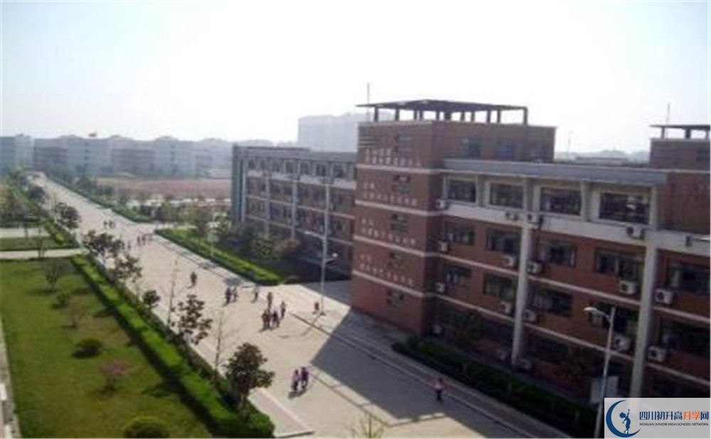 都江堰中學(xué)的學(xué)費(fèi)一期是多少？