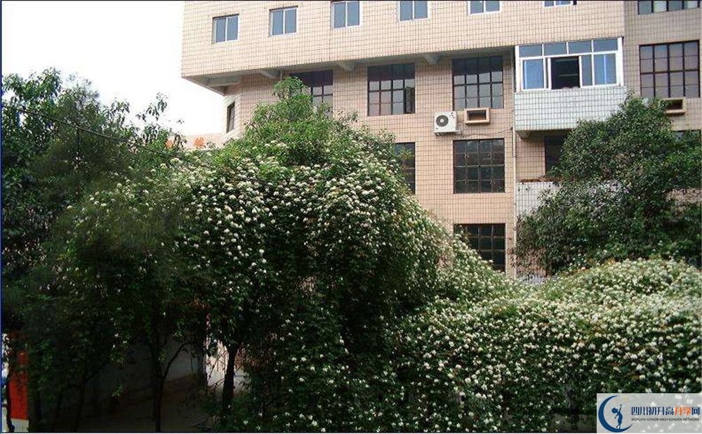 石室聯(lián)合中學(xué)蜀華分校住宿條件怎么樣？					