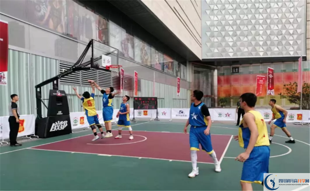 青城山高級(jí)中學(xué)地址在哪里？					