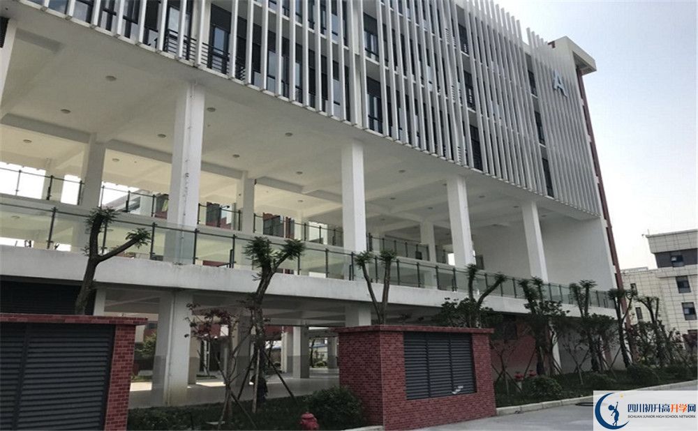 北京第二外國語學(xué)院成都附屬中學(xué)高中部的地址在哪里？