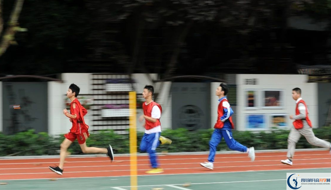 成都大學附屬中學實驗班人數是多少？