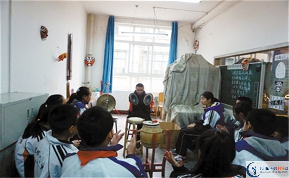 成都市第三十三中學(xué)實(shí)驗(yàn)班人數(shù)是多少？