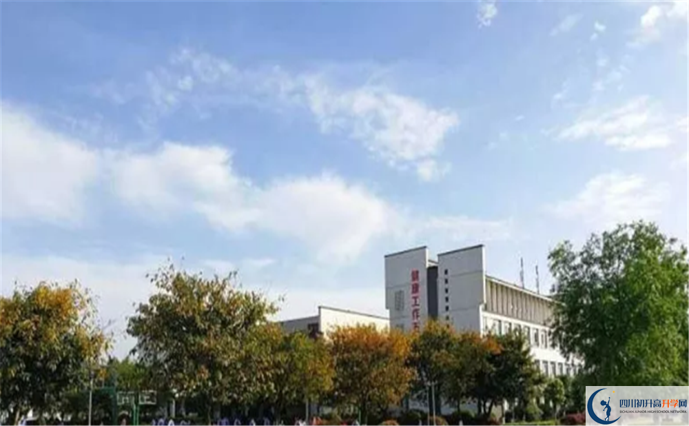 石室白馬中學(xué)實驗班學(xué)費貴嗎？