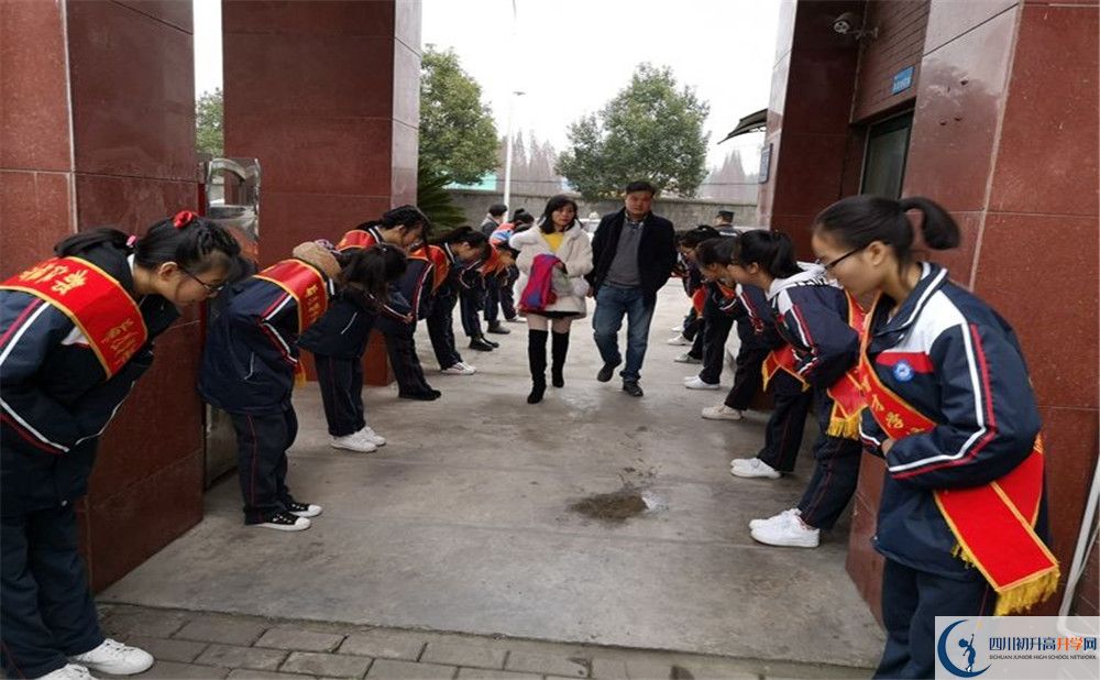 都江堰育才學(xué)校在校學(xué)生總?cè)藬?shù)是多少？